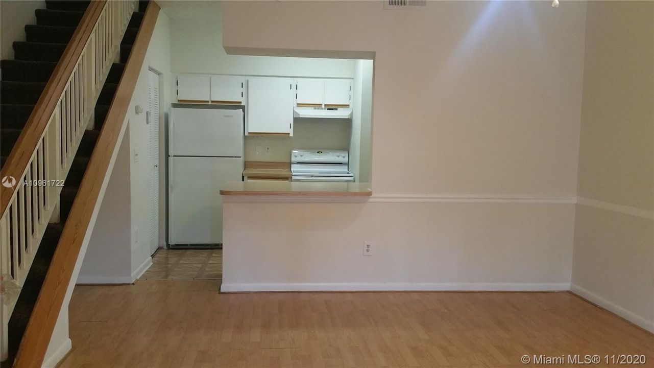 Recently Rented: $1,250 (1 beds, 1 baths, 887 Square Feet)