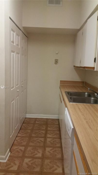 Recently Rented: $1,250 (1 beds, 1 baths, 887 Square Feet)