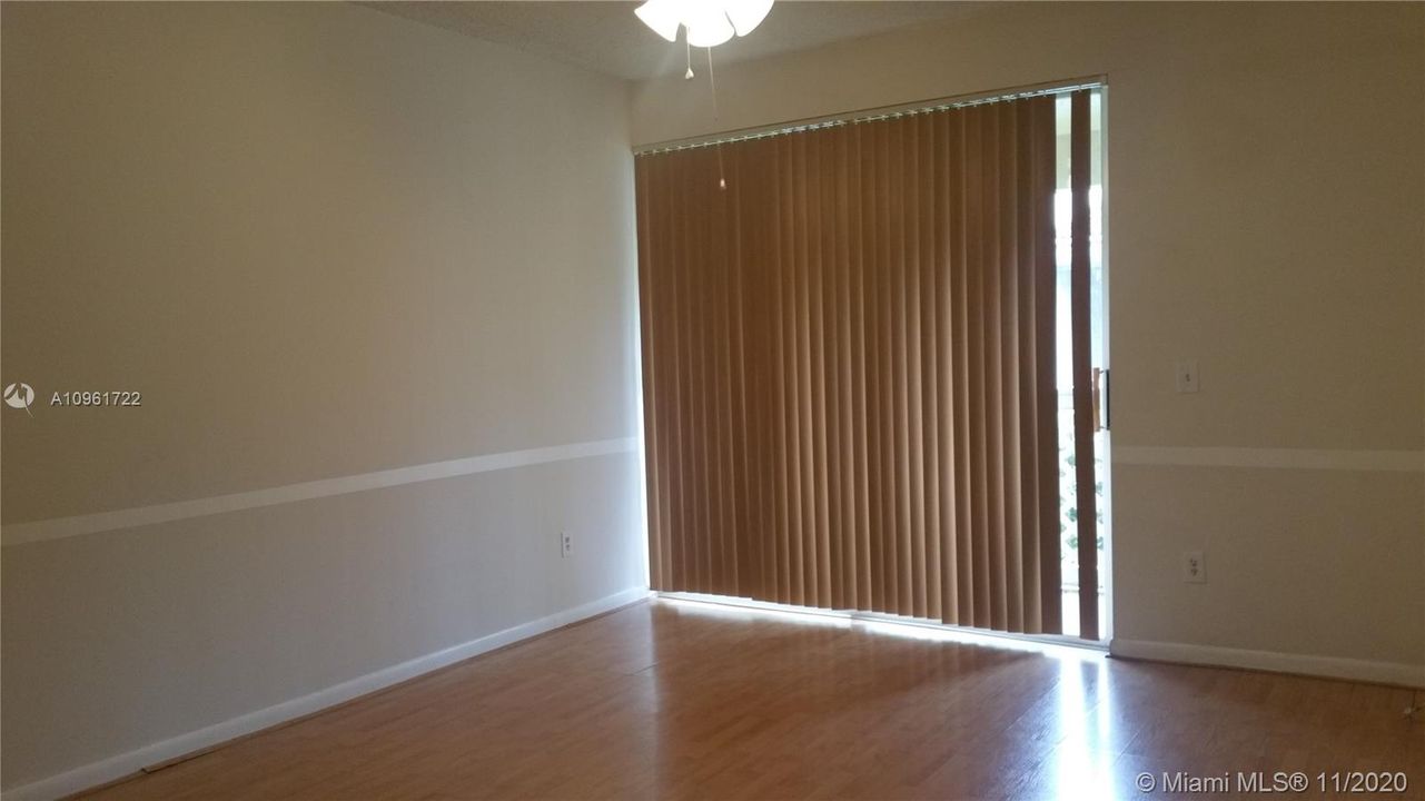 Recently Rented: $1,250 (1 beds, 1 baths, 887 Square Feet)
