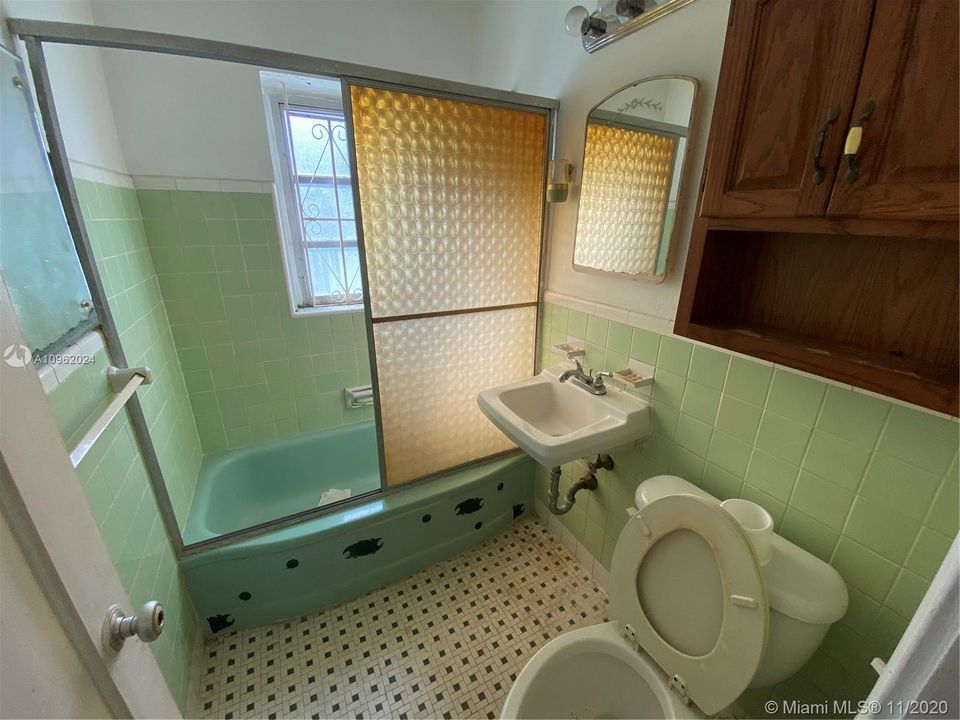最近售出: $220,000 (3 贝兹, 1 浴室, 1039 平方英尺)