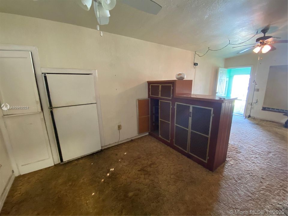 Recently Sold: $220,000 (3 beds, 1 baths, 1039 Square Feet)