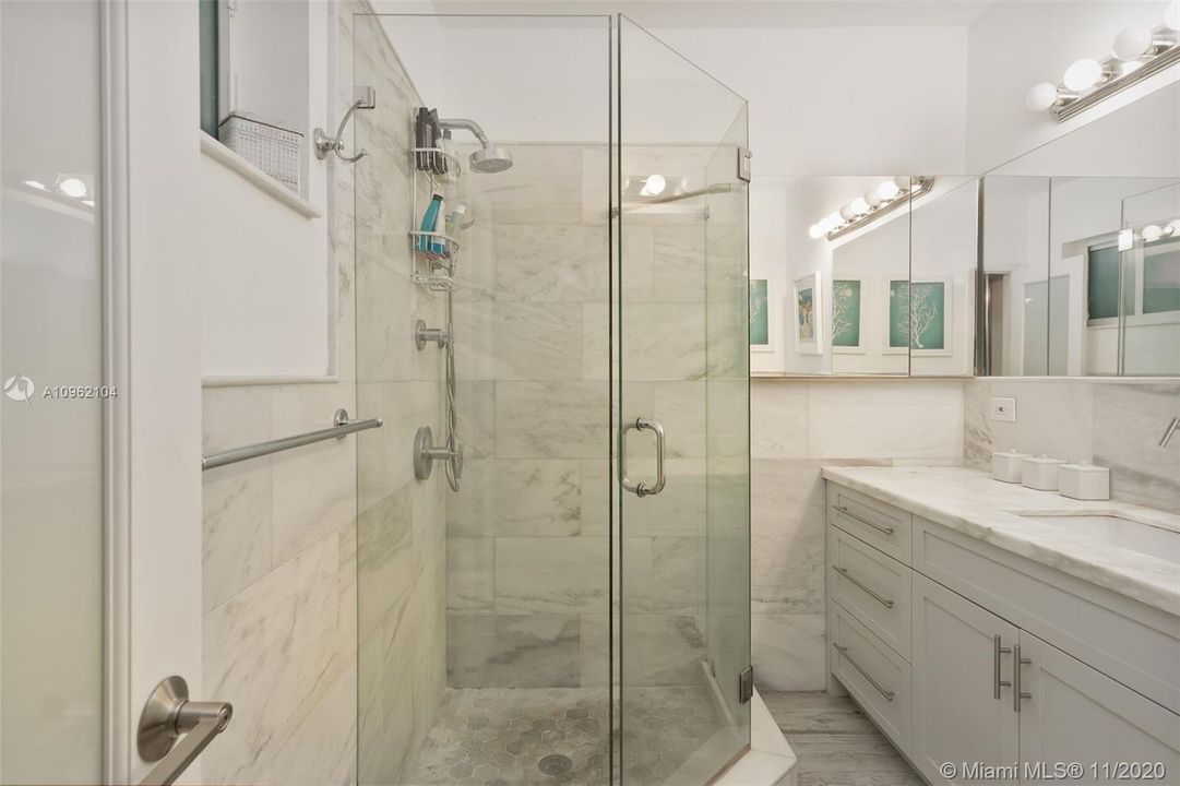 Vendido Recientemente: $1,099,000 (4 camas, 3 baños, 2561 Pies cuadrados)