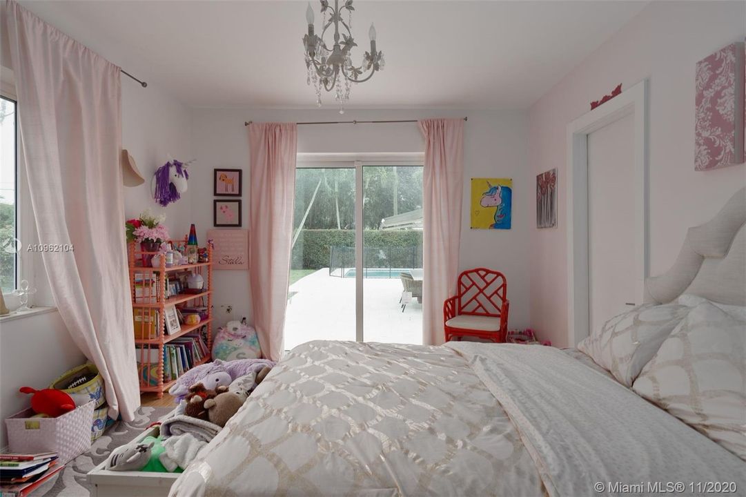 Vendido Recientemente: $1,099,000 (4 camas, 3 baños, 2561 Pies cuadrados)