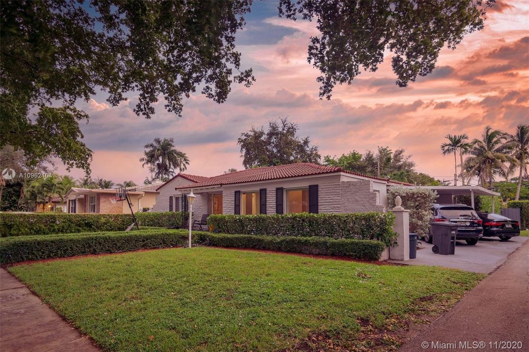 Vendido Recientemente: $1,099,000 (4 camas, 3 baños, 2561 Pies cuadrados)