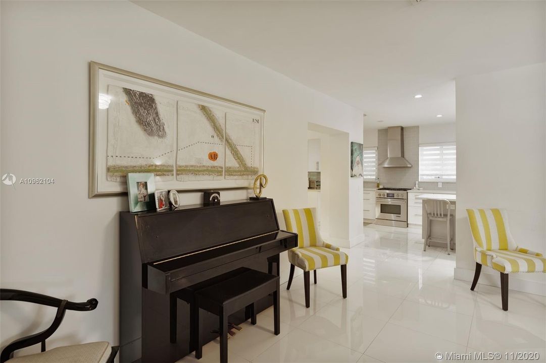 Vendido Recientemente: $1,099,000 (4 camas, 3 baños, 2561 Pies cuadrados)