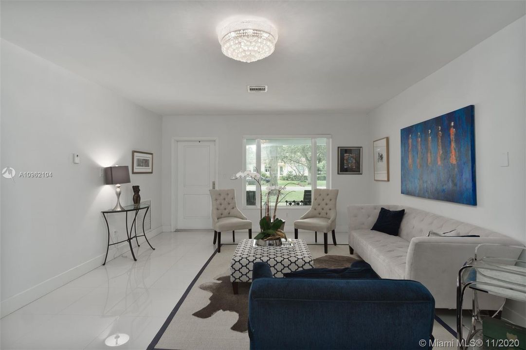 Vendido Recientemente: $1,099,000 (4 camas, 3 baños, 2561 Pies cuadrados)
