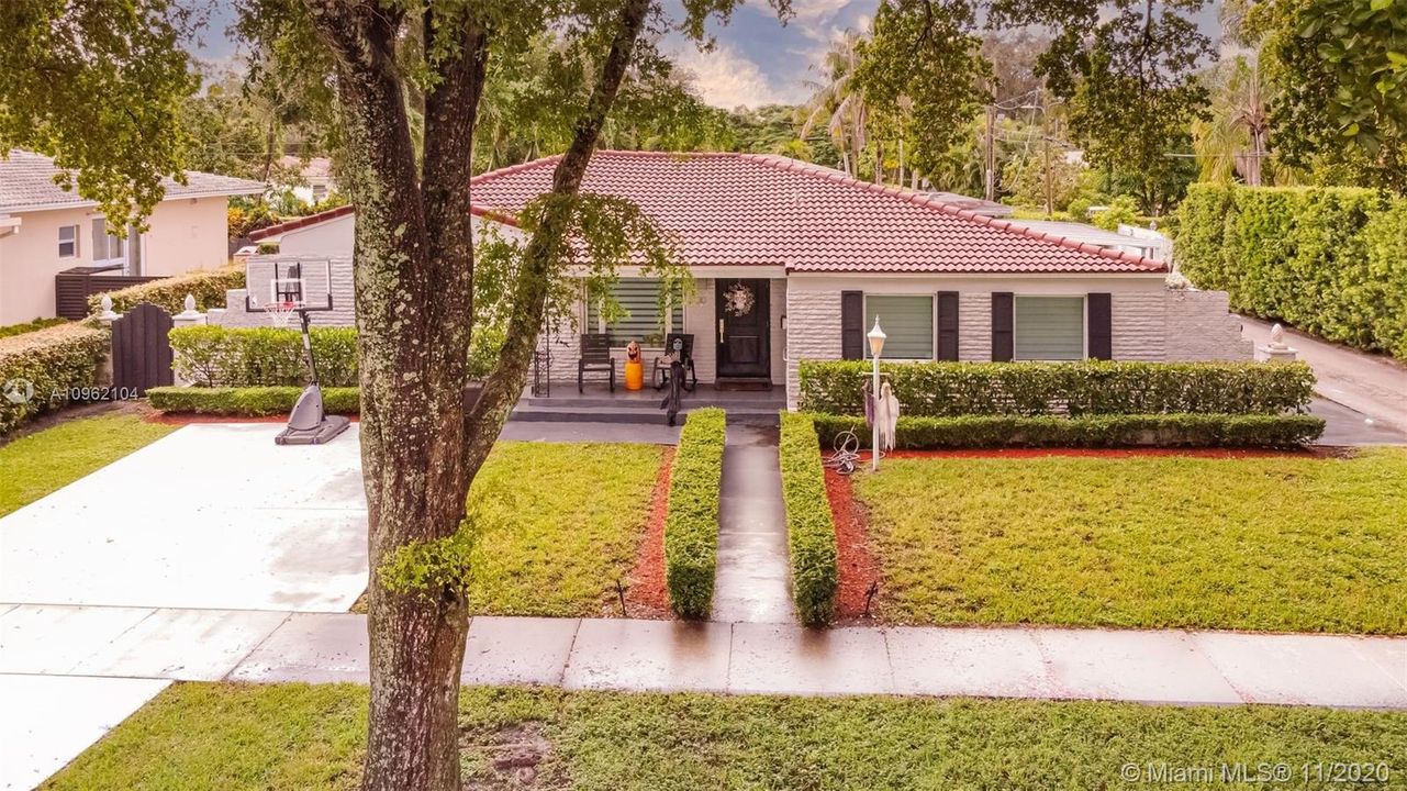 Vendido Recientemente: $1,099,000 (4 camas, 3 baños, 2561 Pies cuadrados)