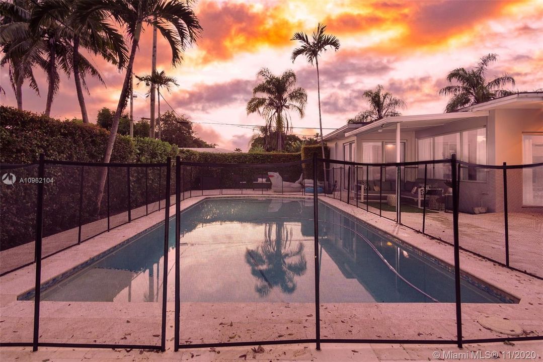 Vendido Recientemente: $1,099,000 (4 camas, 3 baños, 2561 Pies cuadrados)