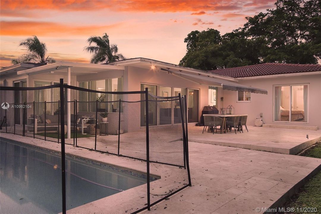 Vendido Recientemente: $1,099,000 (4 camas, 3 baños, 2561 Pies cuadrados)