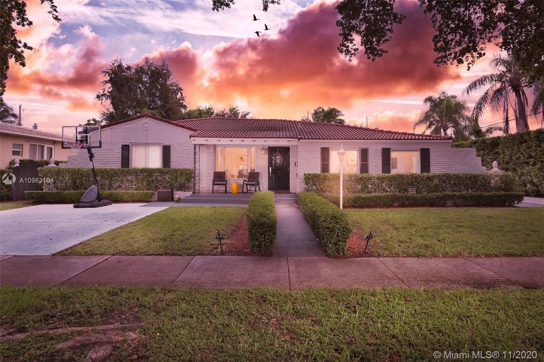 Vendido Recientemente: $1,099,000 (4 camas, 3 baños, 2561 Pies cuadrados)
