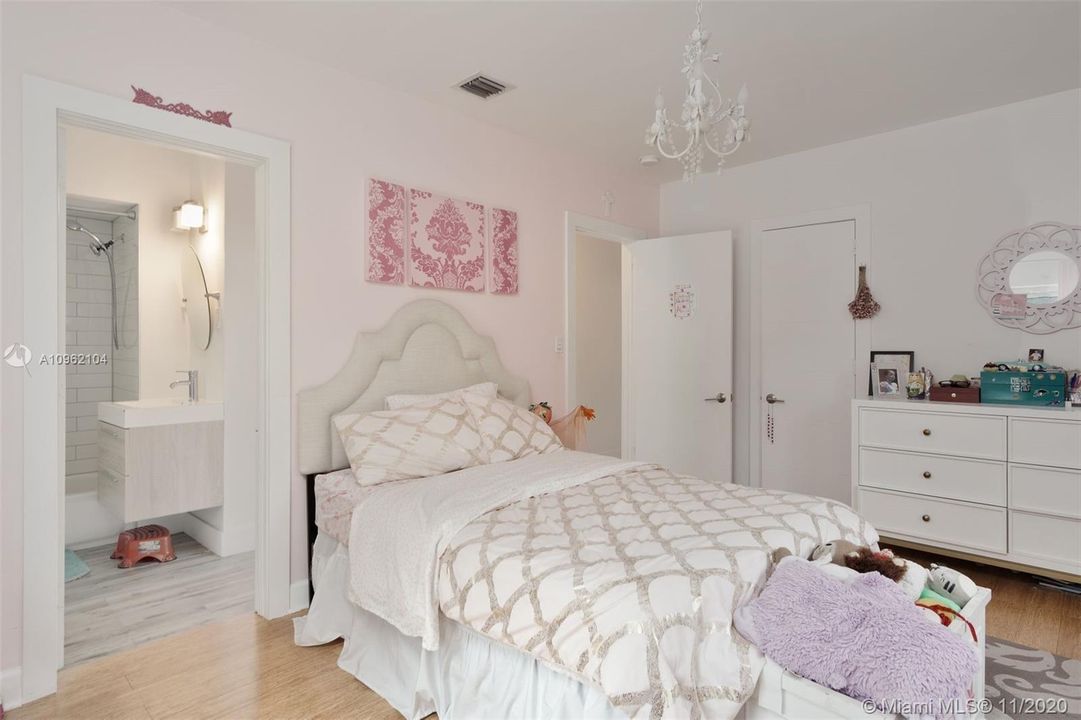 Vendido Recientemente: $1,099,000 (4 camas, 3 baños, 2561 Pies cuadrados)