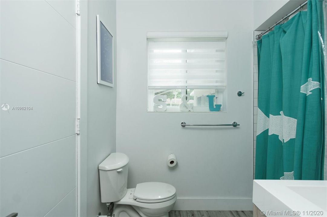Vendido Recientemente: $1,099,000 (4 camas, 3 baños, 2561 Pies cuadrados)