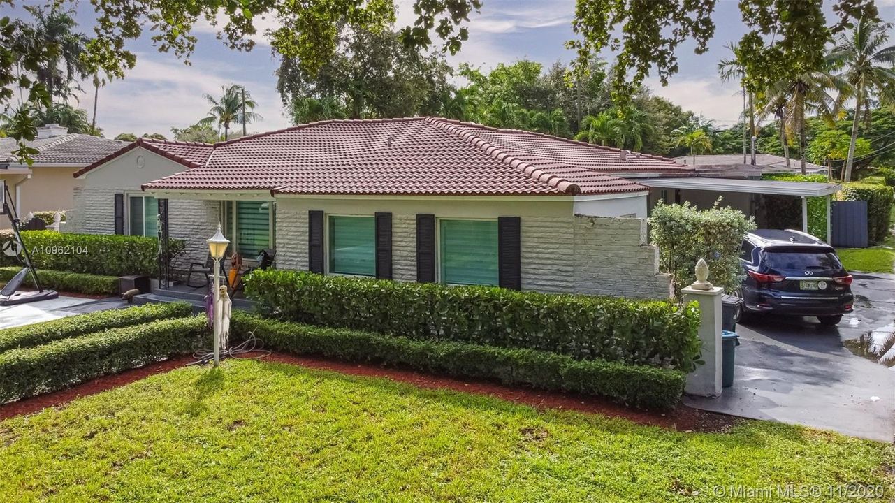 Vendido Recientemente: $1,099,000 (4 camas, 3 baños, 2561 Pies cuadrados)