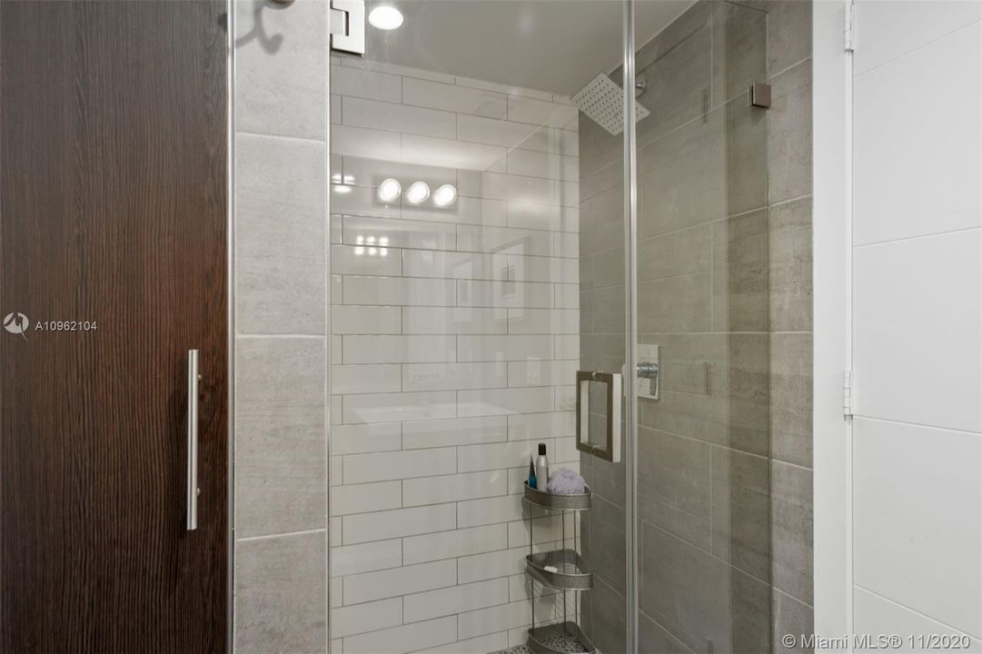 Vendido Recientemente: $1,099,000 (4 camas, 3 baños, 2561 Pies cuadrados)