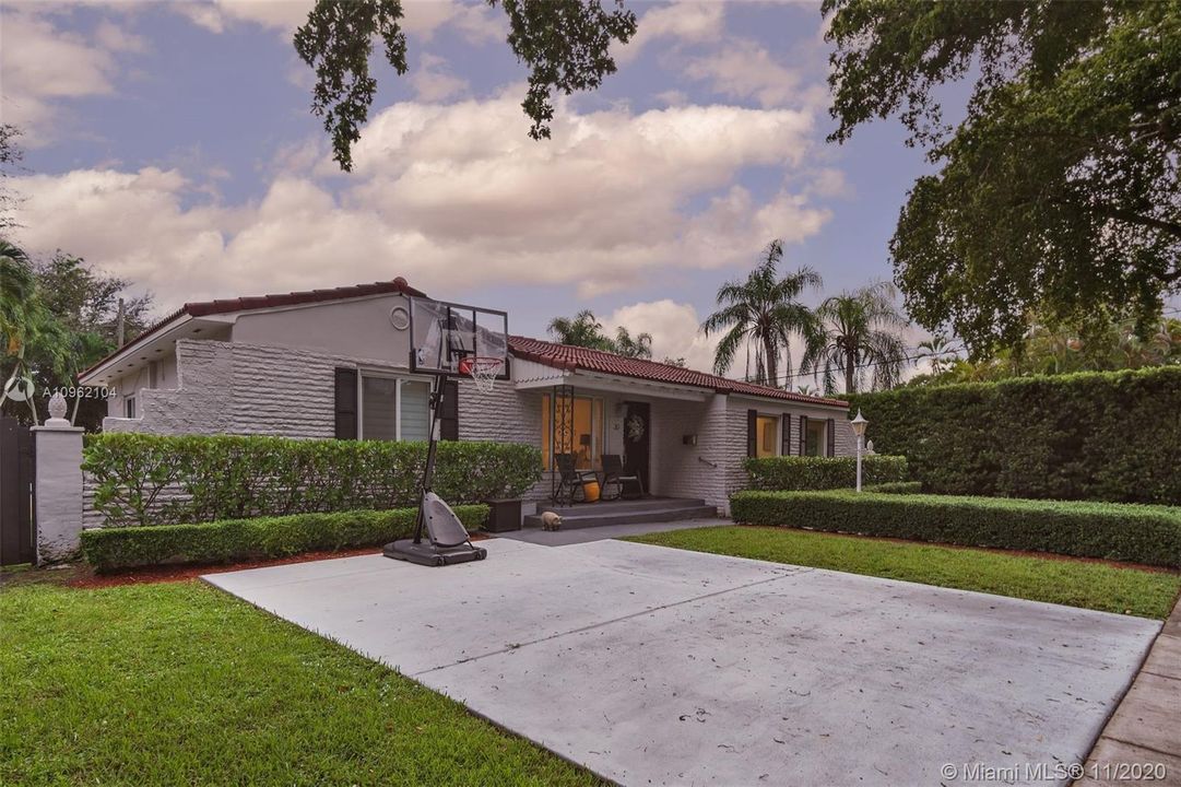 Vendido Recientemente: $1,099,000 (4 camas, 3 baños, 2561 Pies cuadrados)