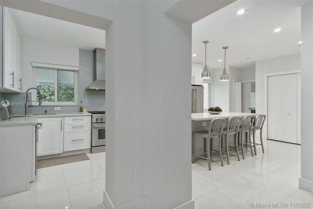 Vendido Recientemente: $1,099,000 (4 camas, 3 baños, 2561 Pies cuadrados)
