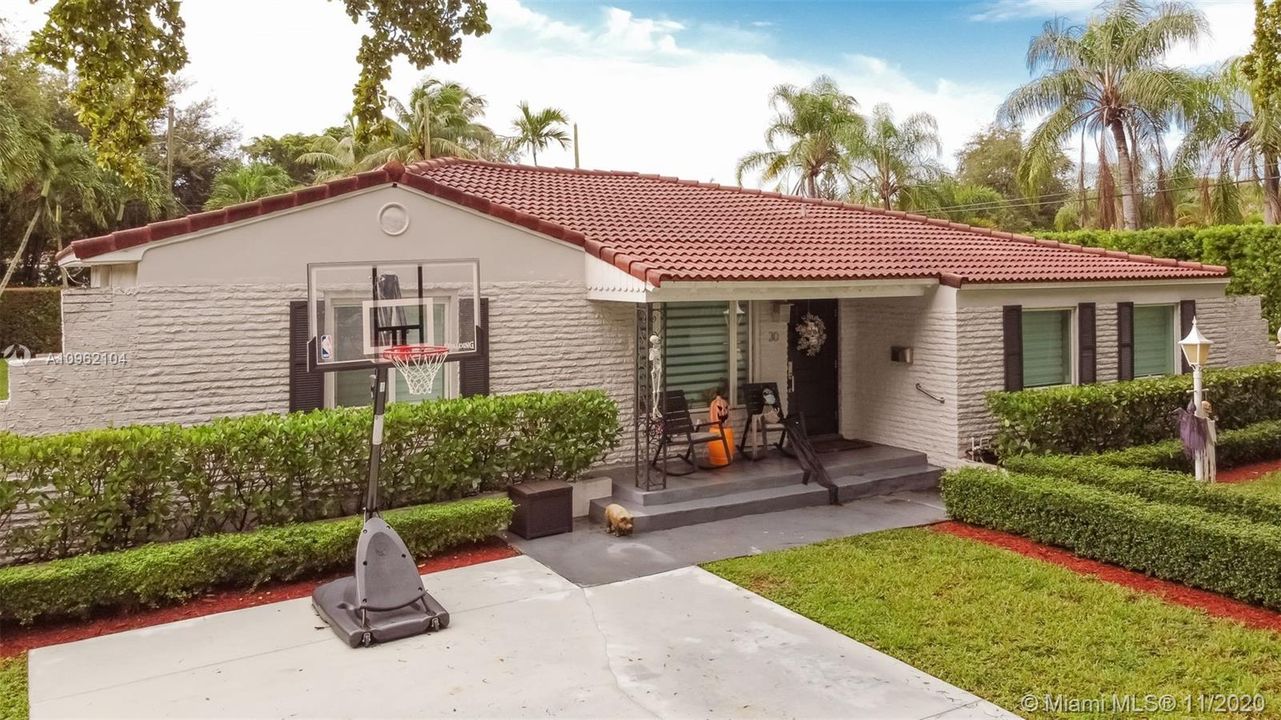 Vendido Recientemente: $1,099,000 (4 camas, 3 baños, 2561 Pies cuadrados)
