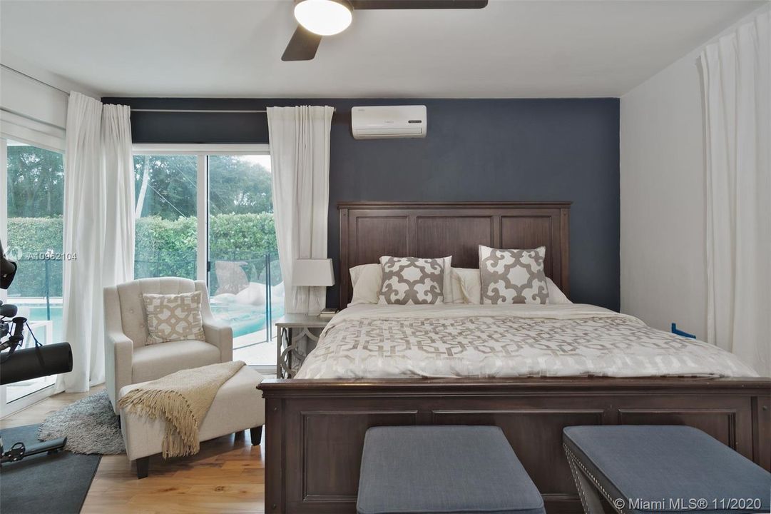 Vendido Recientemente: $1,099,000 (4 camas, 3 baños, 2561 Pies cuadrados)