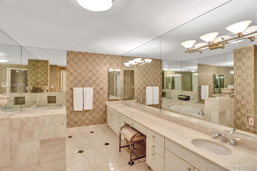 最近售出: $3,499,999 (3 贝兹, 4 浴室, 3400 平方英尺)