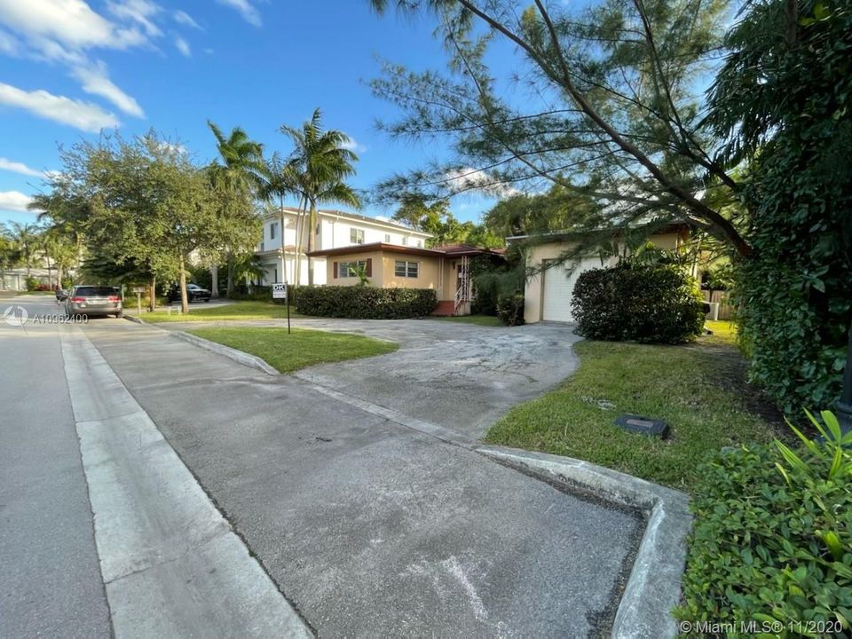 Vendido Recientemente: $1,140,000 (3 camas, 3 baños, 2209 Pies cuadrados)