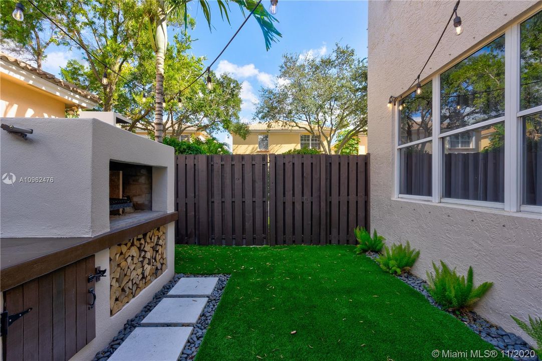 Quality artificial grass makes an elegant, modern statement. (Maintenance free)