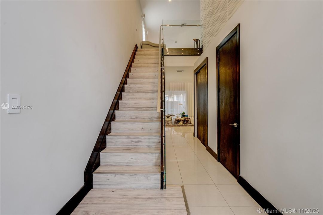 Glass modern railings make a grand entrance