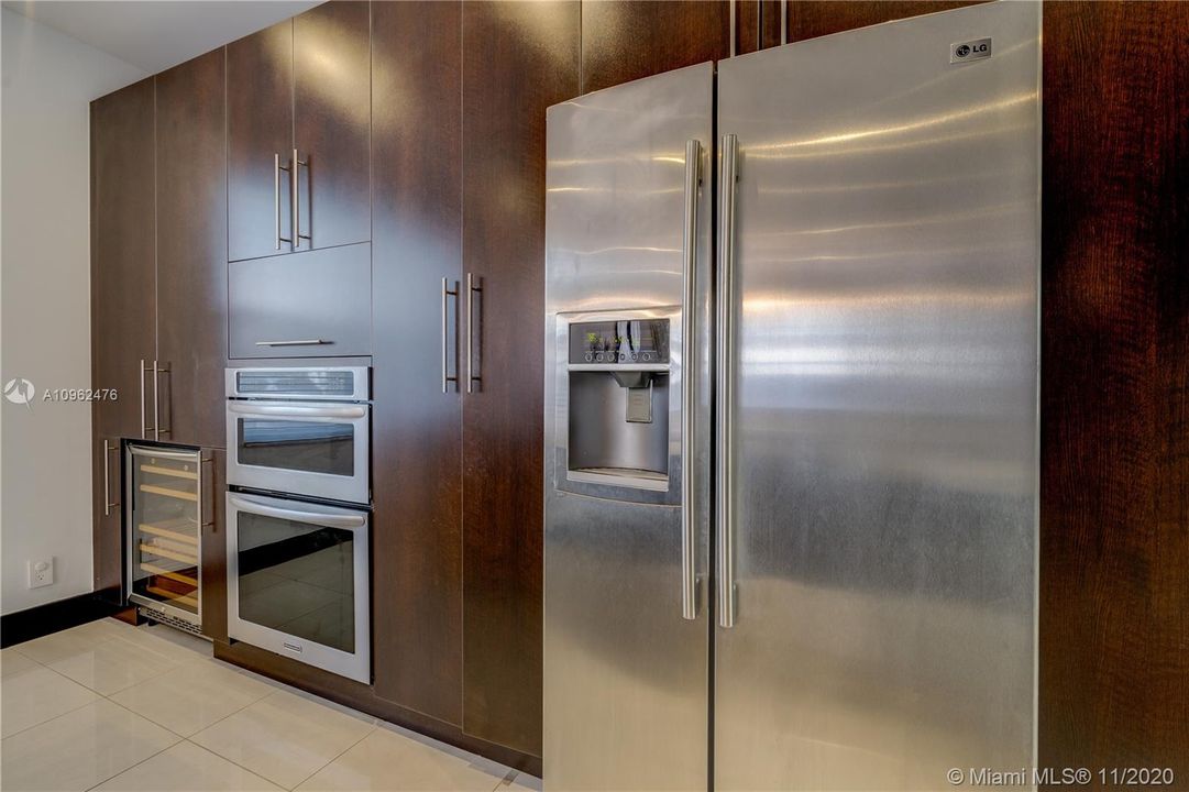 Built in cabinets with pull out drawers.