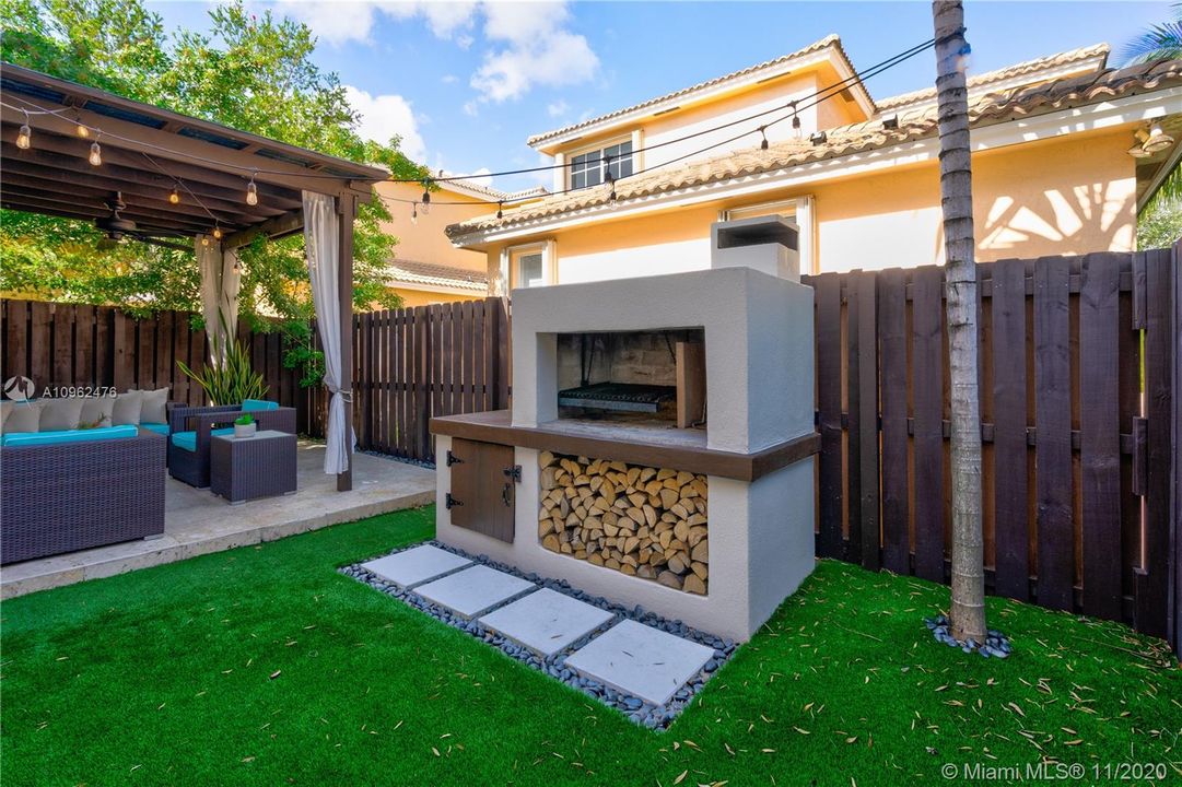 Entertain friends and family with endless delicious recipes in the handmade Argentinian grill