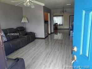 Vendido Recientemente: $335,000 (4 camas, 2 baños, 2148 Pies cuadrados)