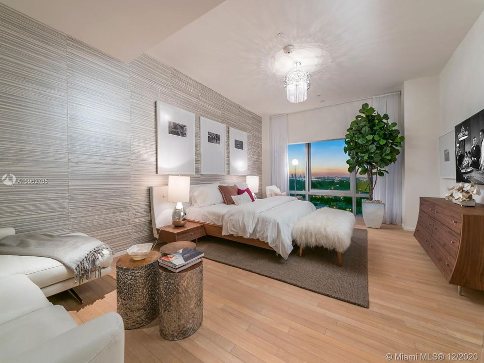 Recently Sold: $7,900,000 (3 beds, 3 baths, 3725 Square Feet)