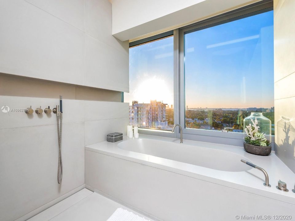 Recently Sold: $7,900,000 (3 beds, 3 baths, 3725 Square Feet)