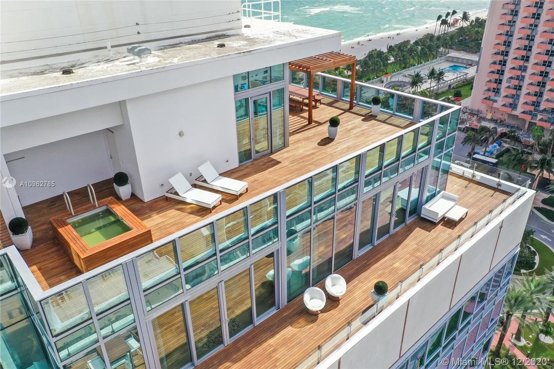 Recently Sold: $7,900,000 (3 beds, 3 baths, 3725 Square Feet)