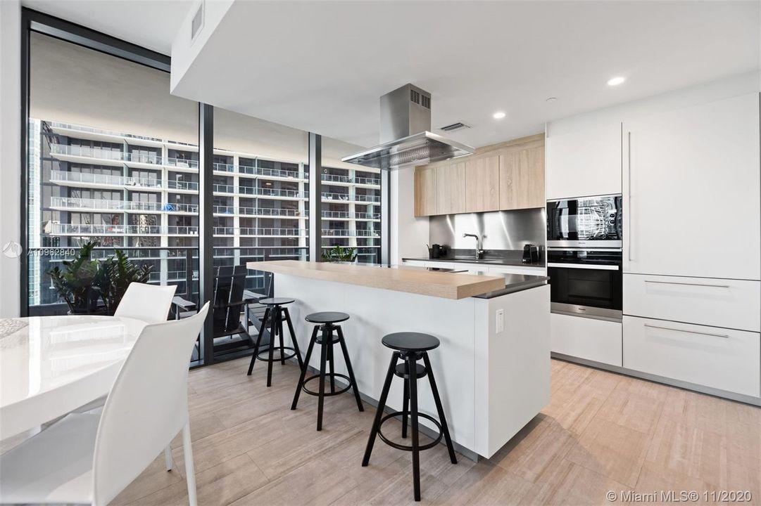 Recently Sold: $1,180,000 (2 beds, 2 baths, 1334 Square Feet)