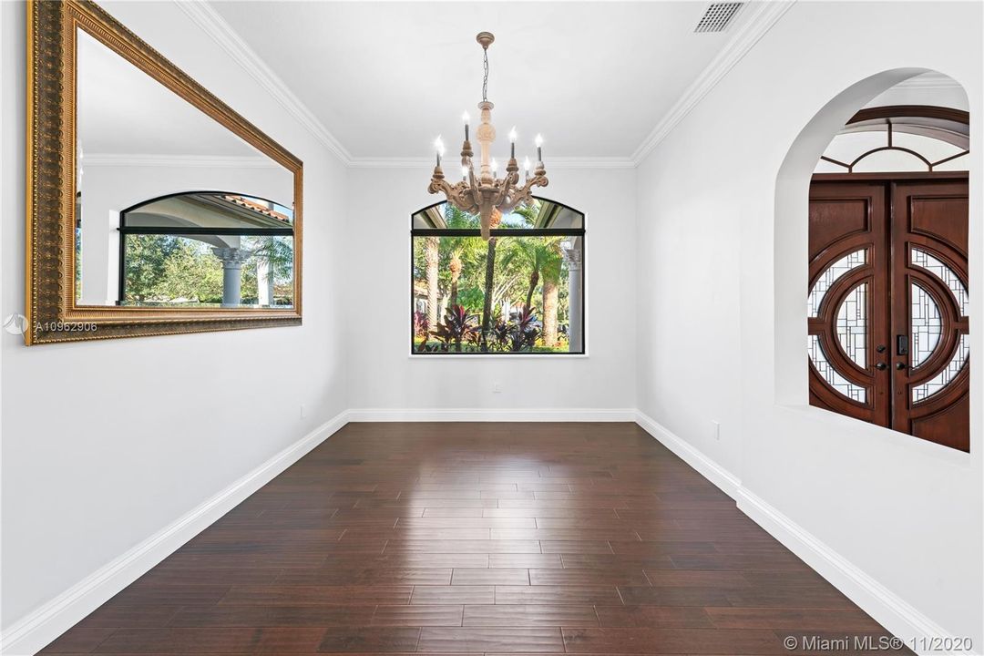 Vendido Recientemente: $1,100,000 (5 camas, 5 baños, 4117 Pies cuadrados)