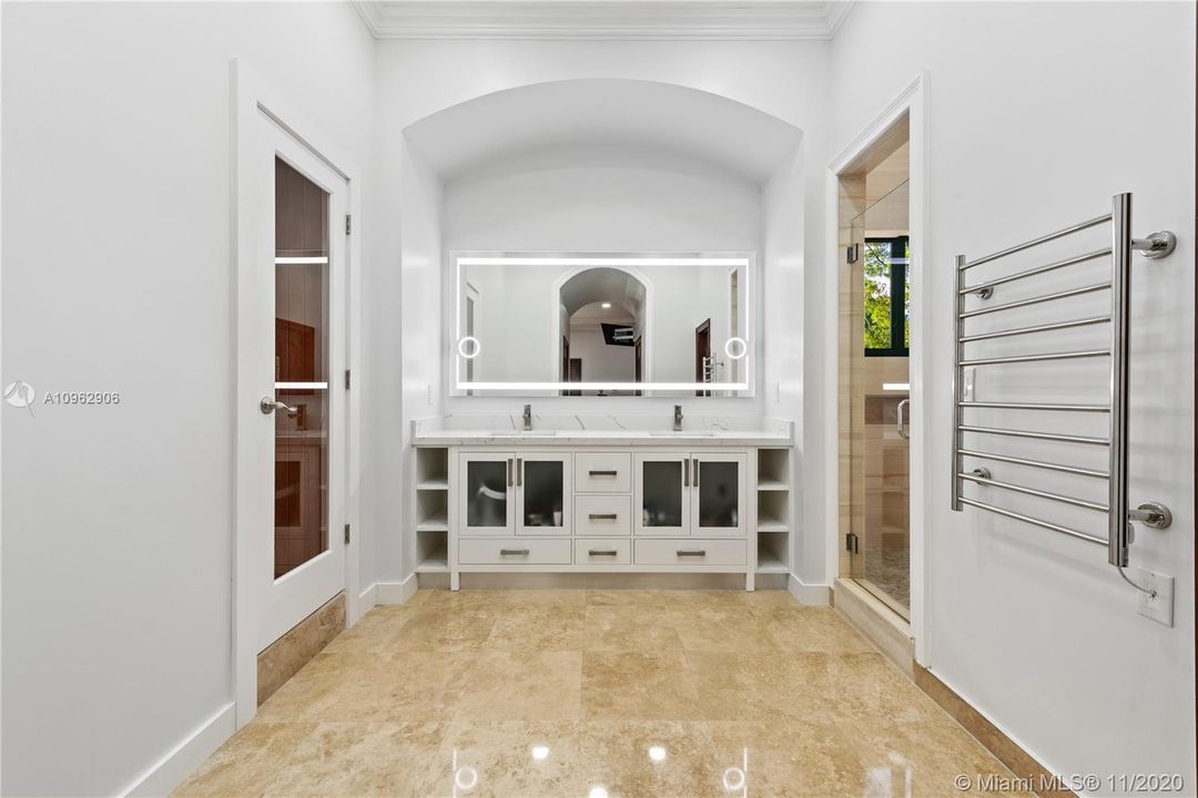 Vendido Recientemente: $1,100,000 (5 camas, 5 baños, 4117 Pies cuadrados)