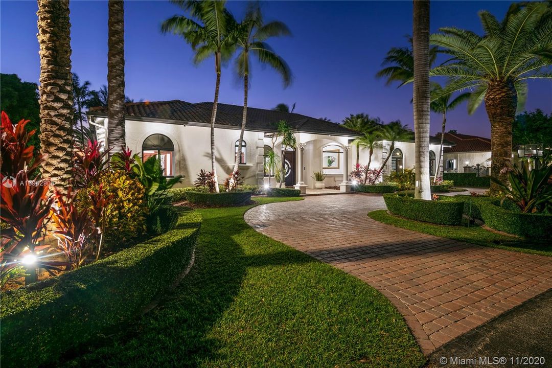 Vendido Recientemente: $1,100,000 (5 camas, 5 baños, 4117 Pies cuadrados)
