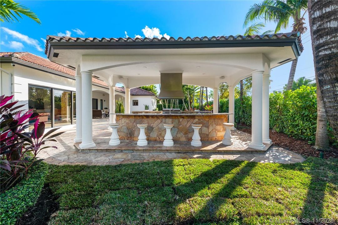 Vendido Recientemente: $1,100,000 (5 camas, 5 baños, 4117 Pies cuadrados)