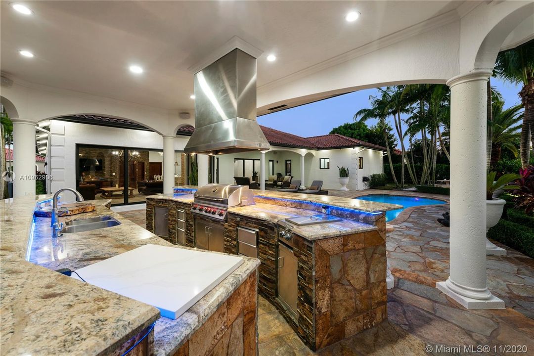 Vendido Recientemente: $1,100,000 (5 camas, 5 baños, 4117 Pies cuadrados)