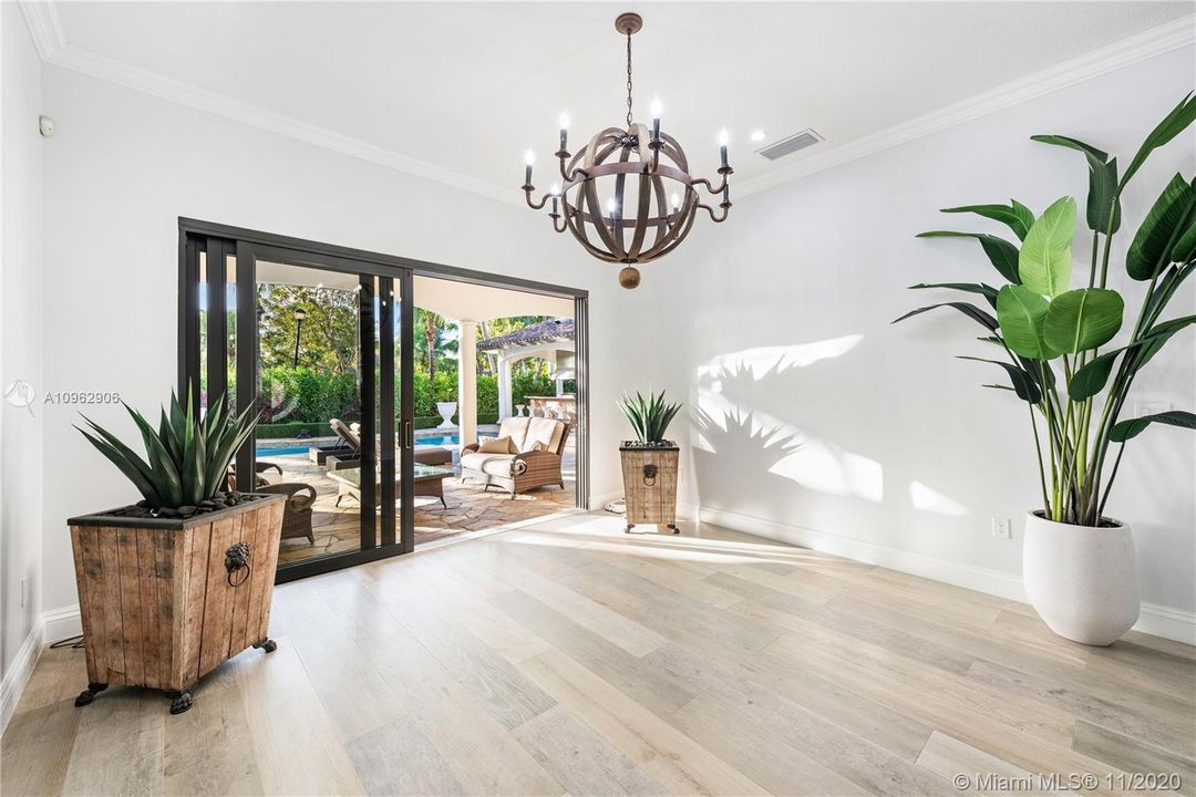 Vendido Recientemente: $1,100,000 (5 camas, 5 baños, 4117 Pies cuadrados)
