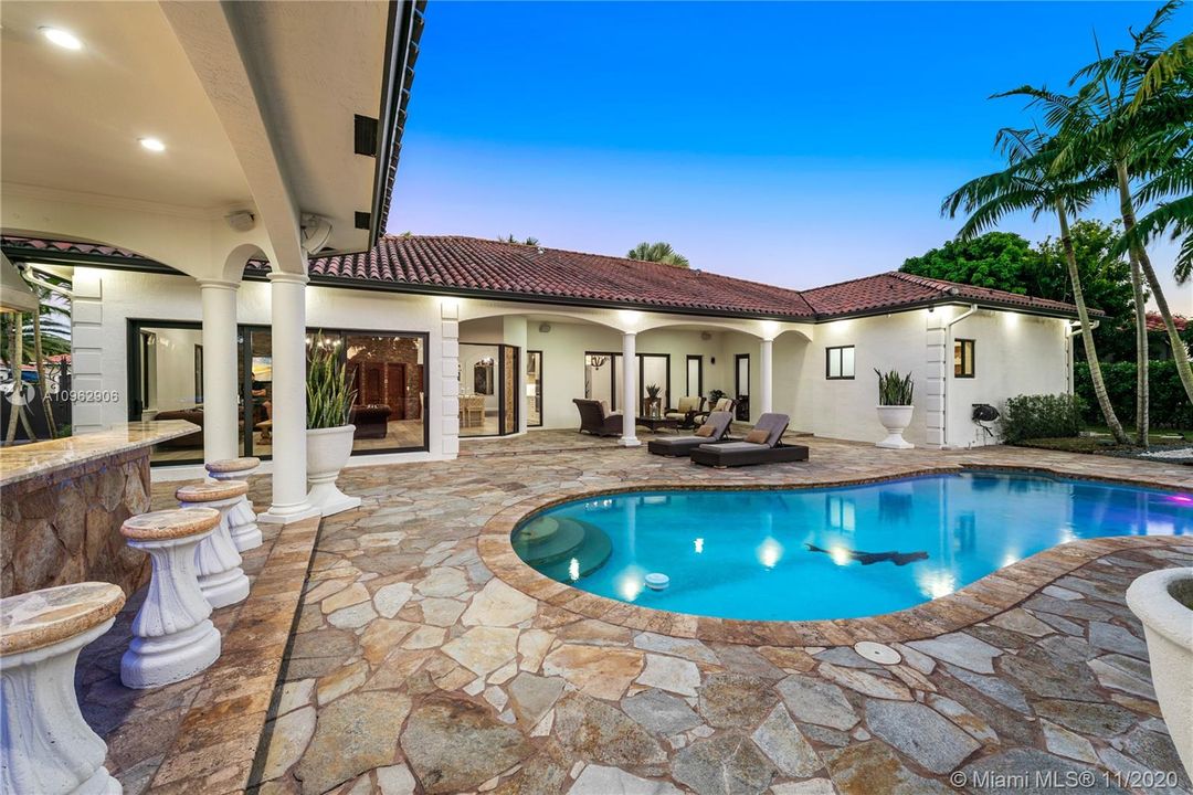 Vendido Recientemente: $1,100,000 (5 camas, 5 baños, 4117 Pies cuadrados)