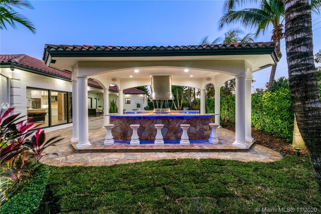 Vendido Recientemente: $1,100,000 (5 camas, 5 baños, 4117 Pies cuadrados)