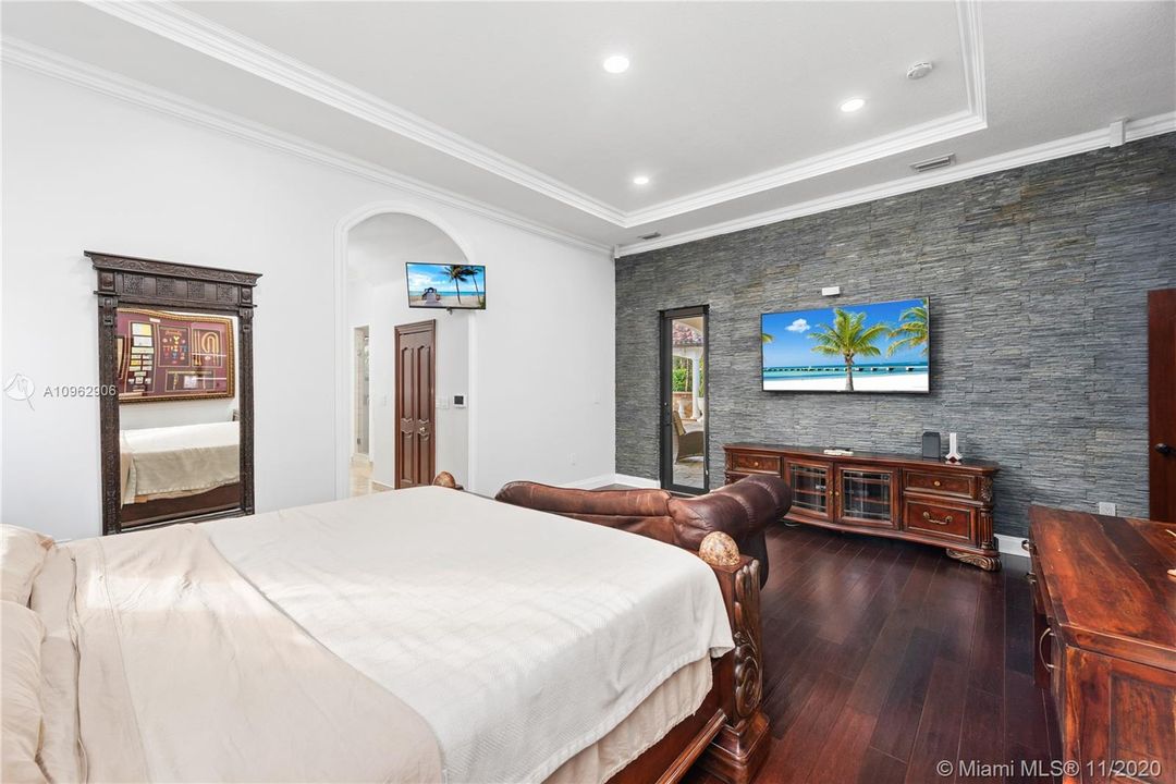 Vendido Recientemente: $1,100,000 (5 camas, 5 baños, 4117 Pies cuadrados)