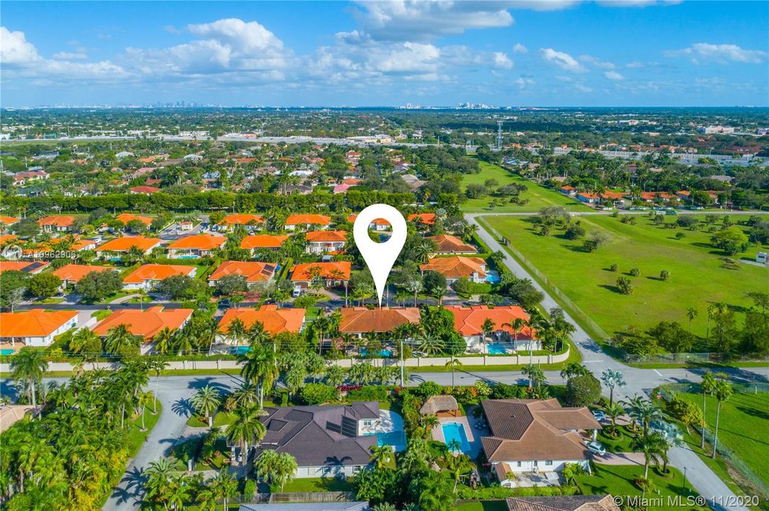 Vendido Recientemente: $1,100,000 (5 camas, 5 baños, 4117 Pies cuadrados)
