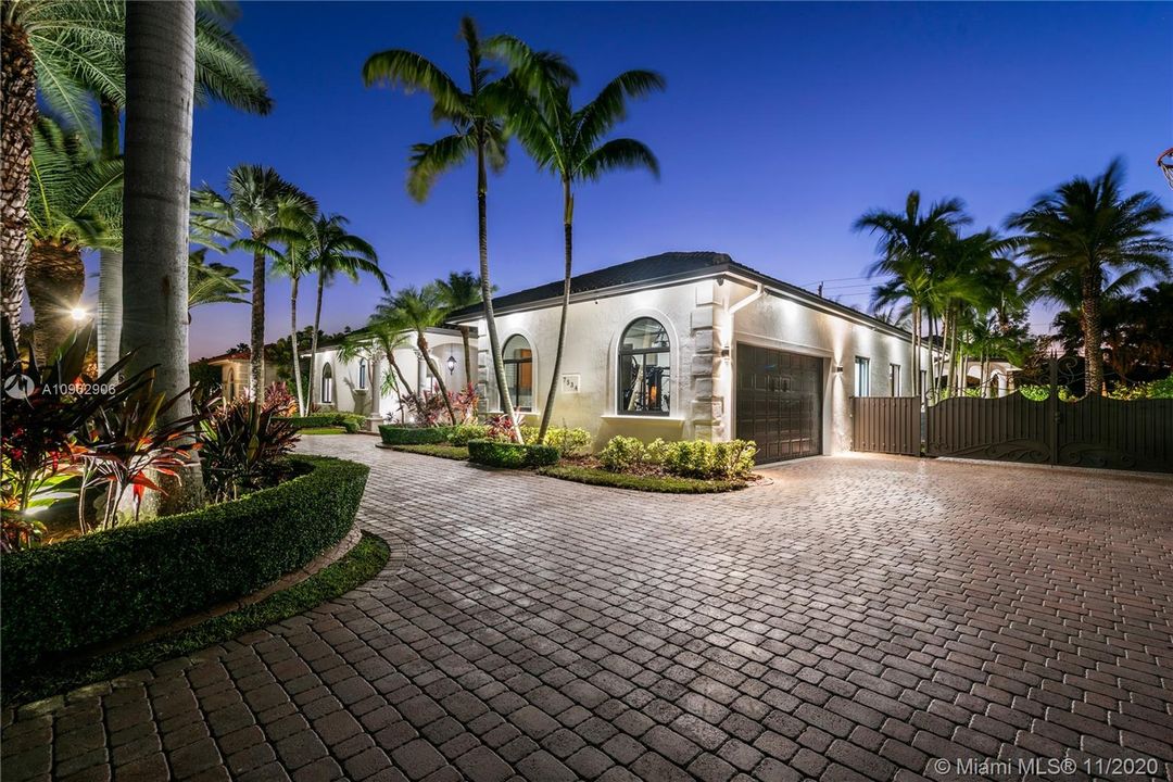 Vendido Recientemente: $1,100,000 (5 camas, 5 baños, 4117 Pies cuadrados)