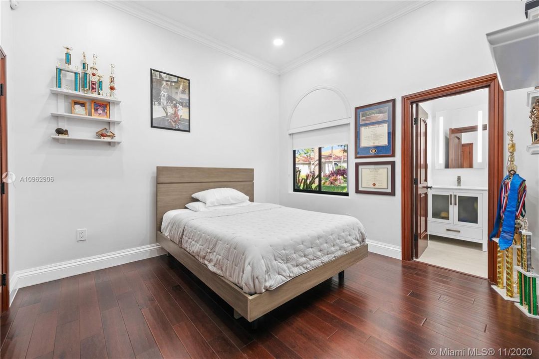 Vendido Recientemente: $1,100,000 (5 camas, 5 baños, 4117 Pies cuadrados)