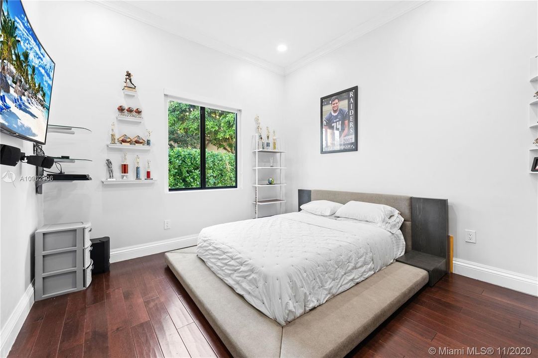 Vendido Recientemente: $1,100,000 (5 camas, 5 baños, 4117 Pies cuadrados)