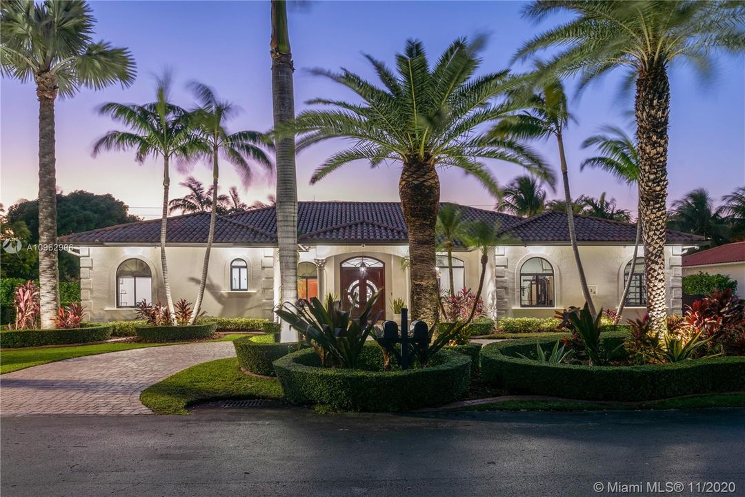 Vendido Recientemente: $1,100,000 (5 camas, 5 baños, 4117 Pies cuadrados)