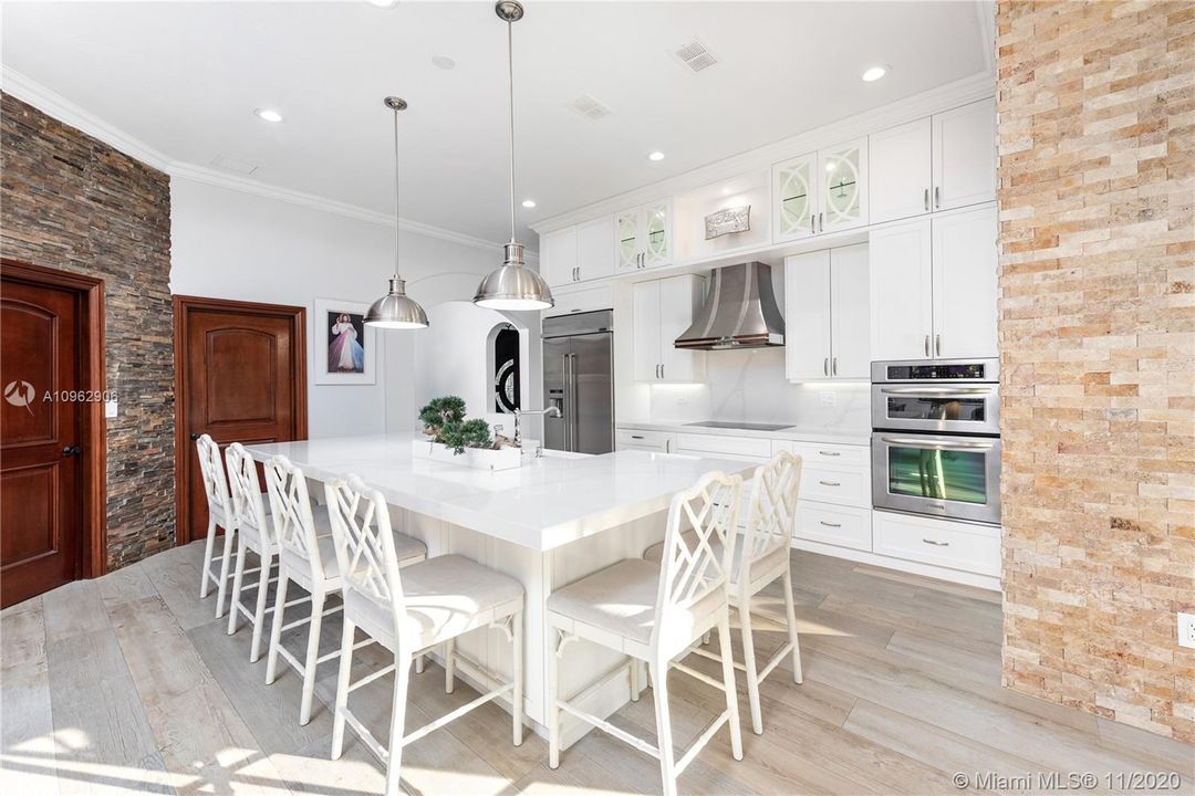 Vendido Recientemente: $1,100,000 (5 camas, 5 baños, 4117 Pies cuadrados)
