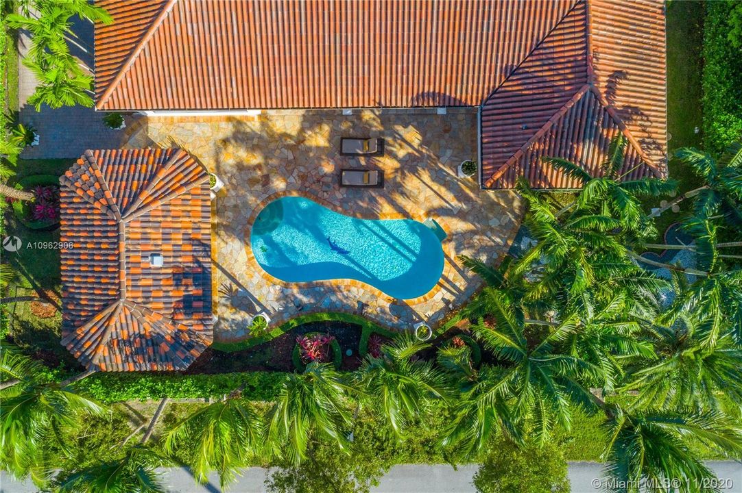 Vendido Recientemente: $1,100,000 (5 camas, 5 baños, 4117 Pies cuadrados)