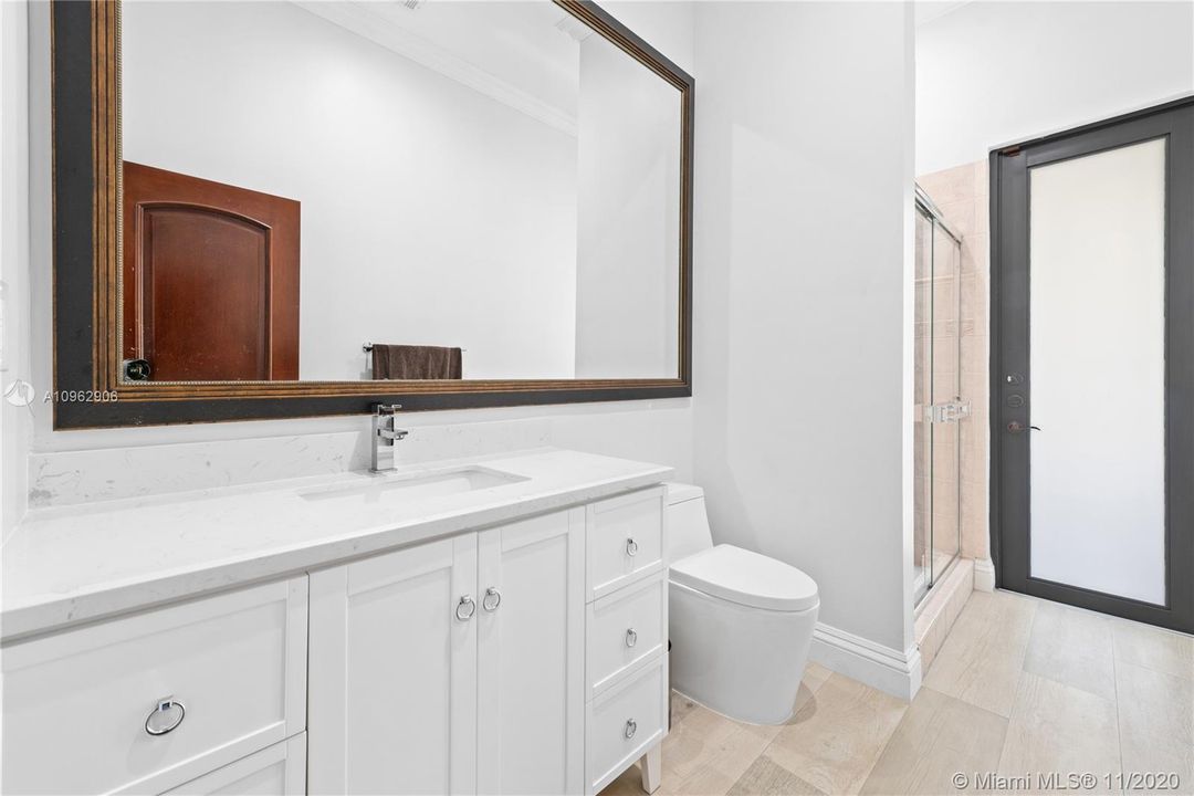 Vendido Recientemente: $1,100,000 (5 camas, 5 baños, 4117 Pies cuadrados)